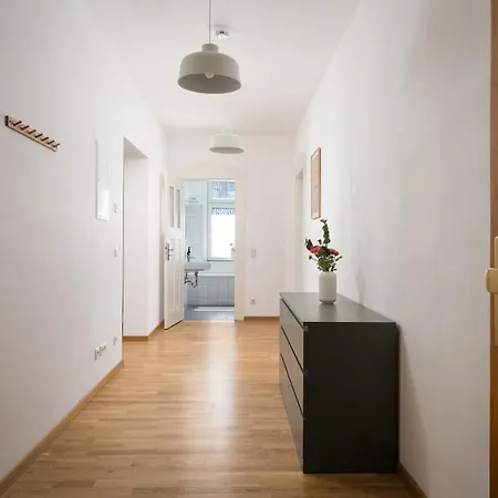Sehr Zentrale Naehe Des Bahnhofs In Fuer Bis Zu 10 Personen Apartment